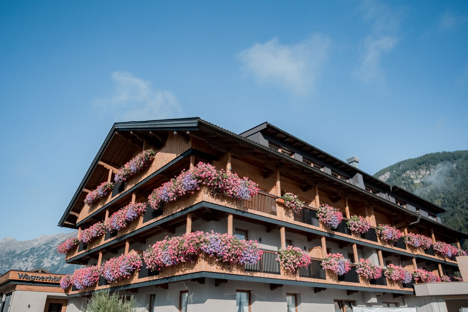 Hotel, Fassade, Balkone, Terrassenböden